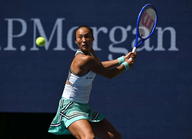 Zheng passe de 5 à 0 pour étourdir Swiatek et atteindre les quarts de finale de l&rsquo;US Open