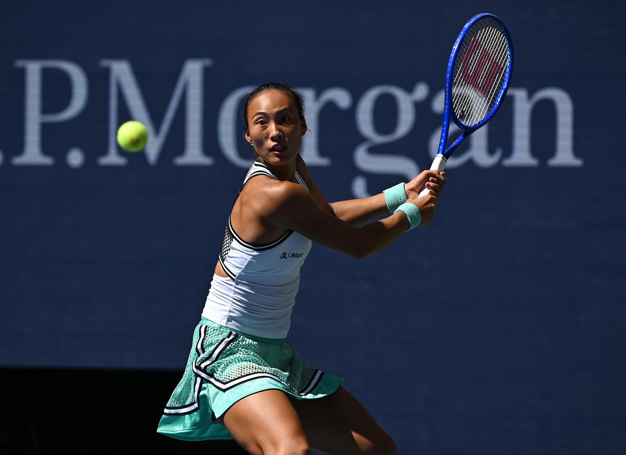La Chinoise Zheng Qinwen réussit un tir lors des huitièmes de finale du simple féminin contre la Polonaise Iga Swiatek à l'US Open dans le Queens, New York, États-Unis, le 7 septembre 2026. /VCG