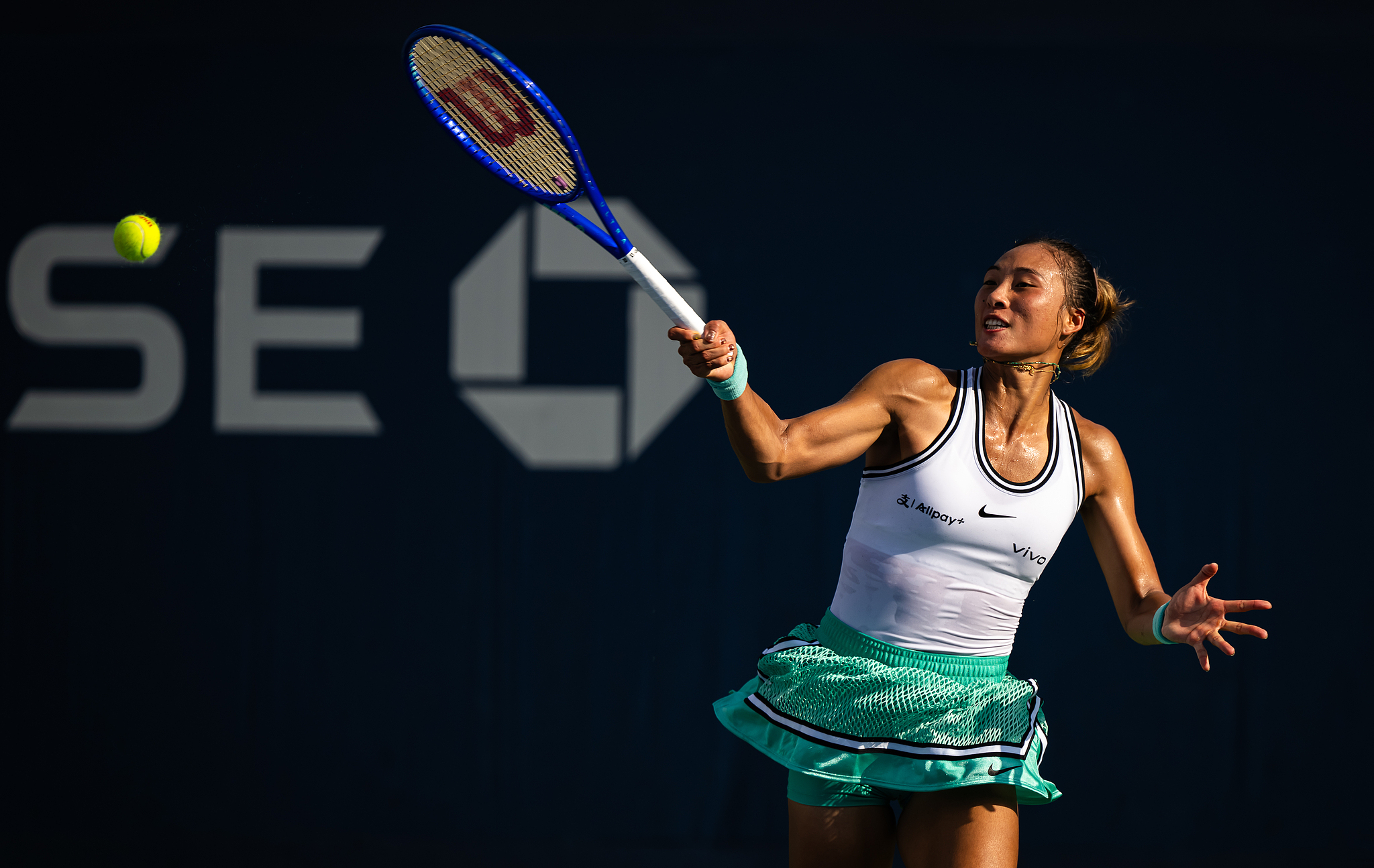 La Chinoise Zheng Qinwen frappe un tir contre la Kazakhe Yulia Putintseva lors d'un match du deuxième tour du simple féminin à l'US Open dans le Queens, New York, États-Unis, le 3 septembre 2026. /VCG