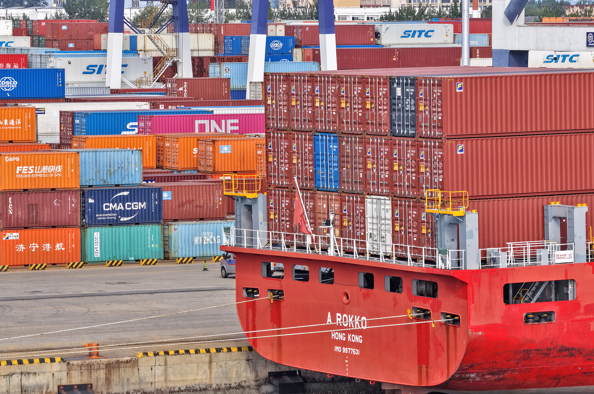 Des camions porte-conteneurs transitent par le terminal international à conteneurs de Yantai, à Yantai, province du Shandong, Chine, le 21 septembre 2026. /VCG