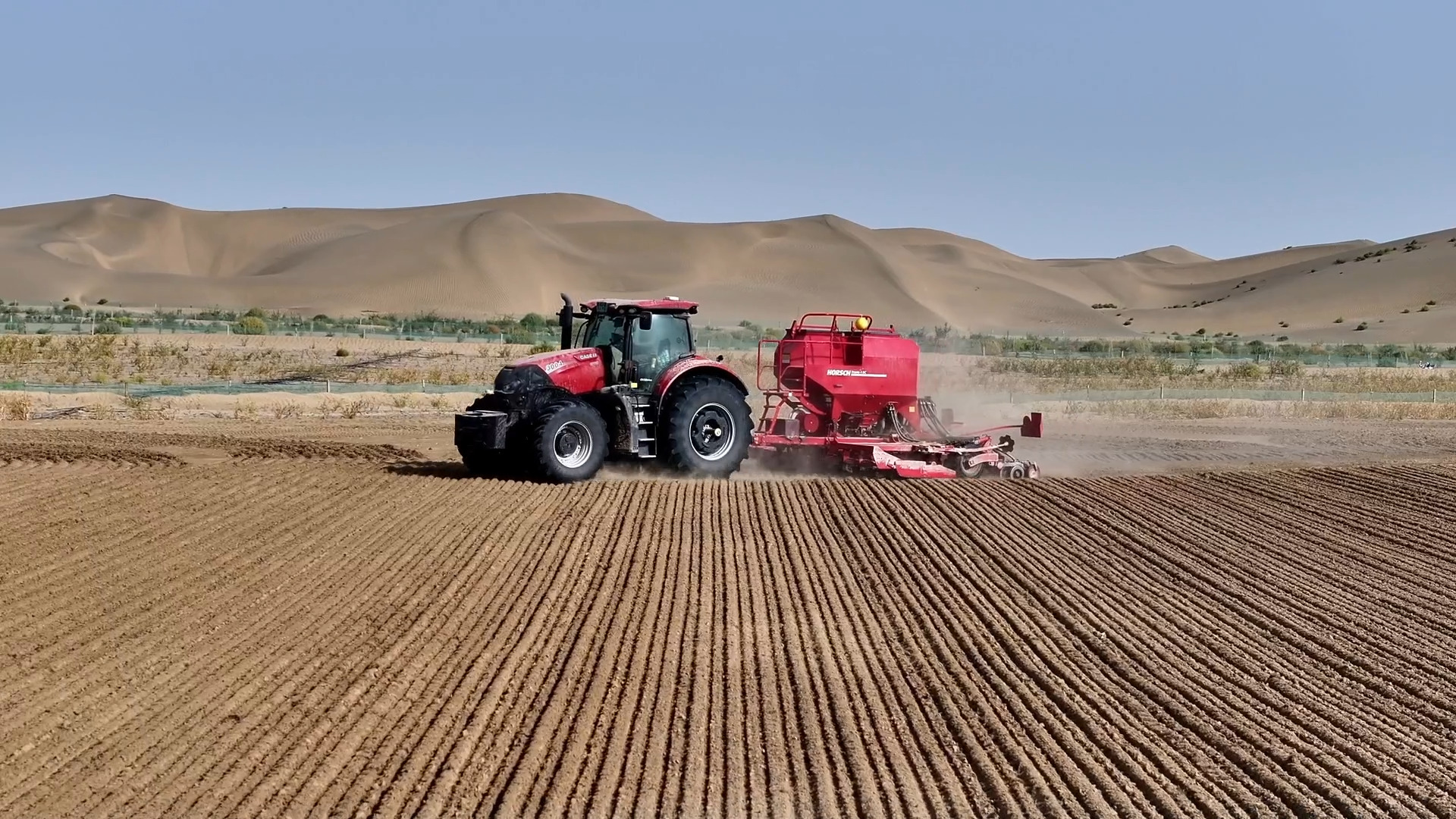 Un semoir motorisé par Beidou fonctionne dans une ferme près de la ville de Kunyu, dans la région autonome ouïgoure du Xinjiang, dans le nord-ouest de la Chine, le 5 octobre 2026. /CMG