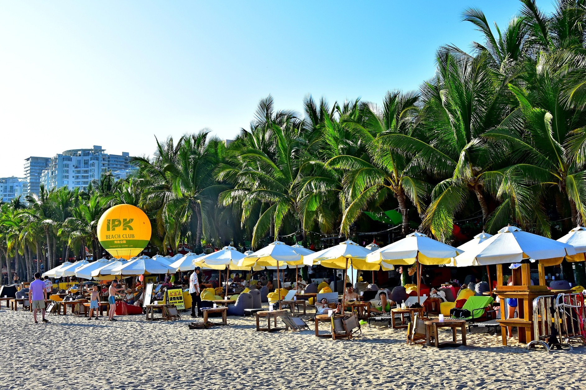 Des touristes dans une zone pittoresque de Sanya, dans la province de Hainan, dans le sud de la Chine, le 2 octobre 2026. /CFP