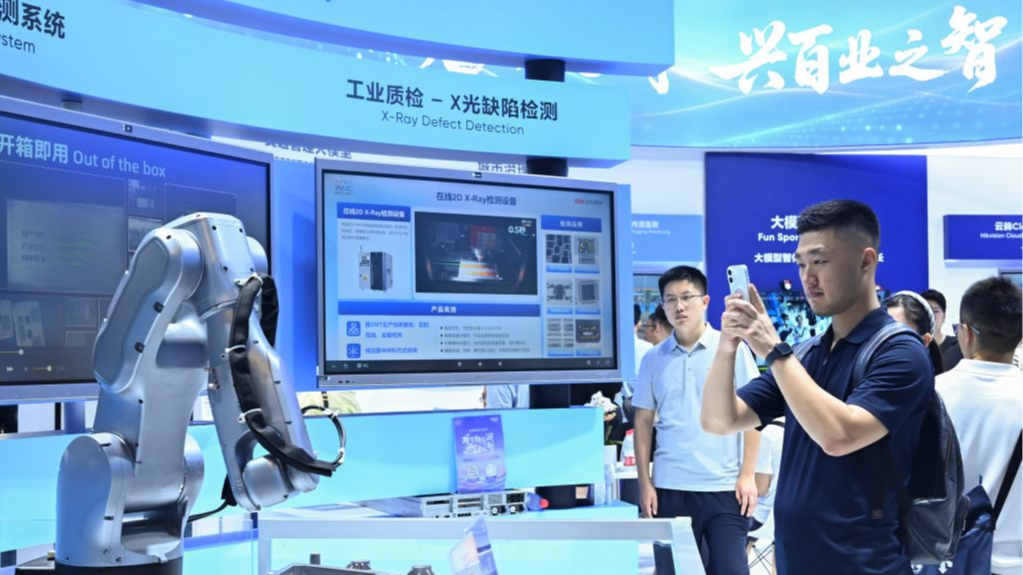 Un visiteur prend des photos d'un robot lors de la Conférence mondiale sur l'IA et de la réunion de haut niveau sur la gouvernance mondiale de l'IA 2026 à Shanghai, en Chine, le 19 juillet 2026. /Xinhua