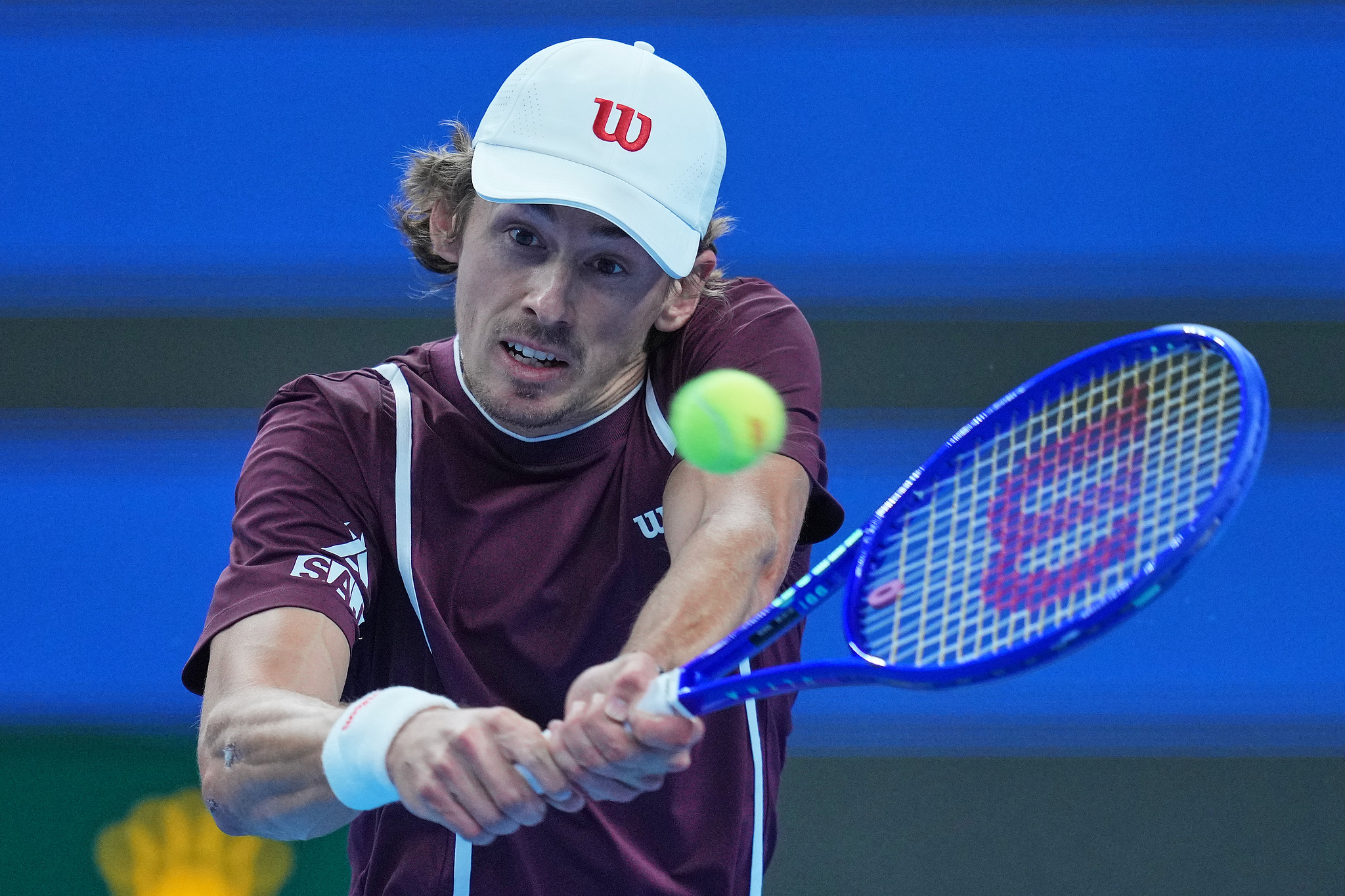 L'Australien Alex de Minaur réussit un tir contre le Serbe Novak Djokovic lors de la finale du simple messieurs à l'Open de Chine à Pékin, en Chine, le 6 octobre 2026. /VCG