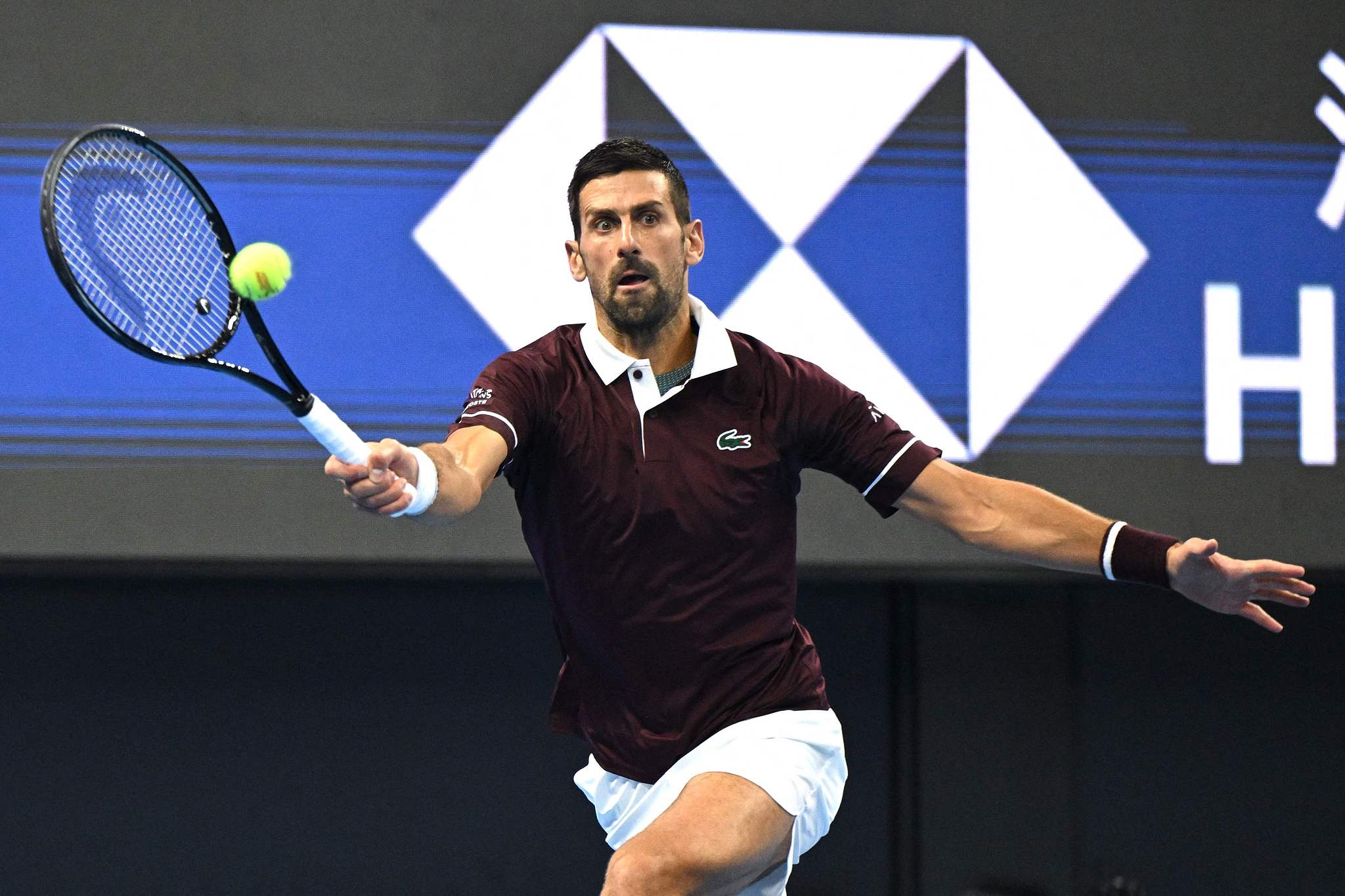 Le Serbe Novak Djokovic frappe un tir contre l'Australien Alex de Minaur lors de la finale du simple messieurs à l'Open de Chine à Pékin, Chine, le 6 octobre 2026. /VCG