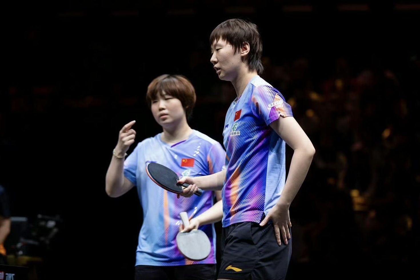 Les Chinois Kuai Man (à gauche) et Wang Manyu célèbrent après avoir battu l'Australienne Yangzi Liu et l'Allemande Yuan Wan lors d'un match de double féminin en huitièmes de finale au WTT China Smash à Pékin, en Chine, le 7 octobre 2026. /Weibo
