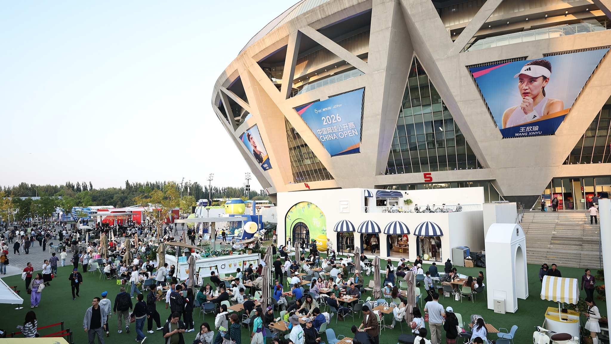 Les fans de tennis regardent un match au Diamond Court du Centre national de tennis lors de l'Open de Chine 2026 à Pékin, en Chine, le 7 octobre 2026. /VCG