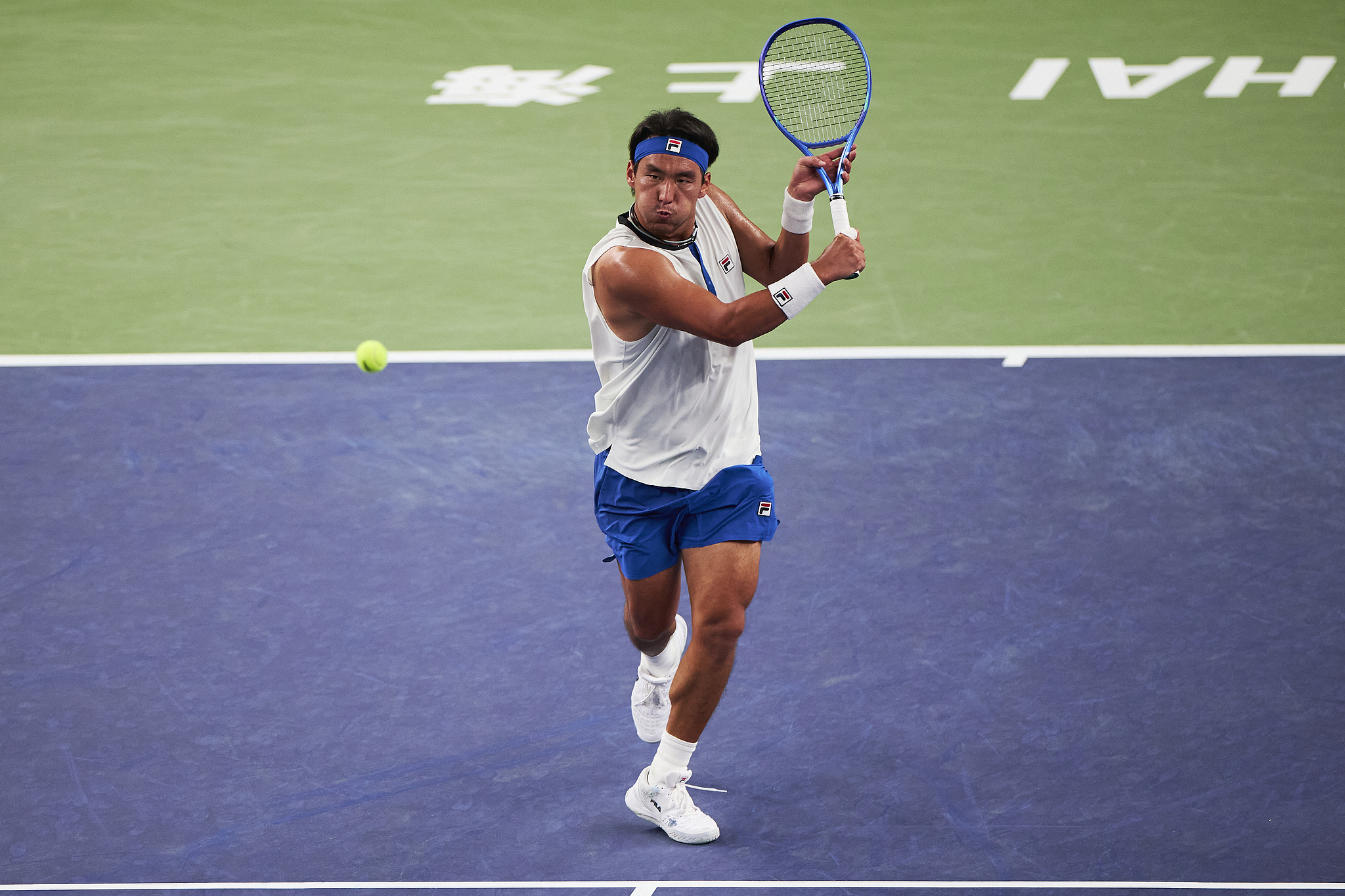 Le Chinois Buyunchaokete réussit un tir lors du premier tour du simple messieurs contre le Français Luca Van Assche au Shanghai Masters à Shanghai, dans l'est de la Chine, le 8 octobre 2026. /VCG