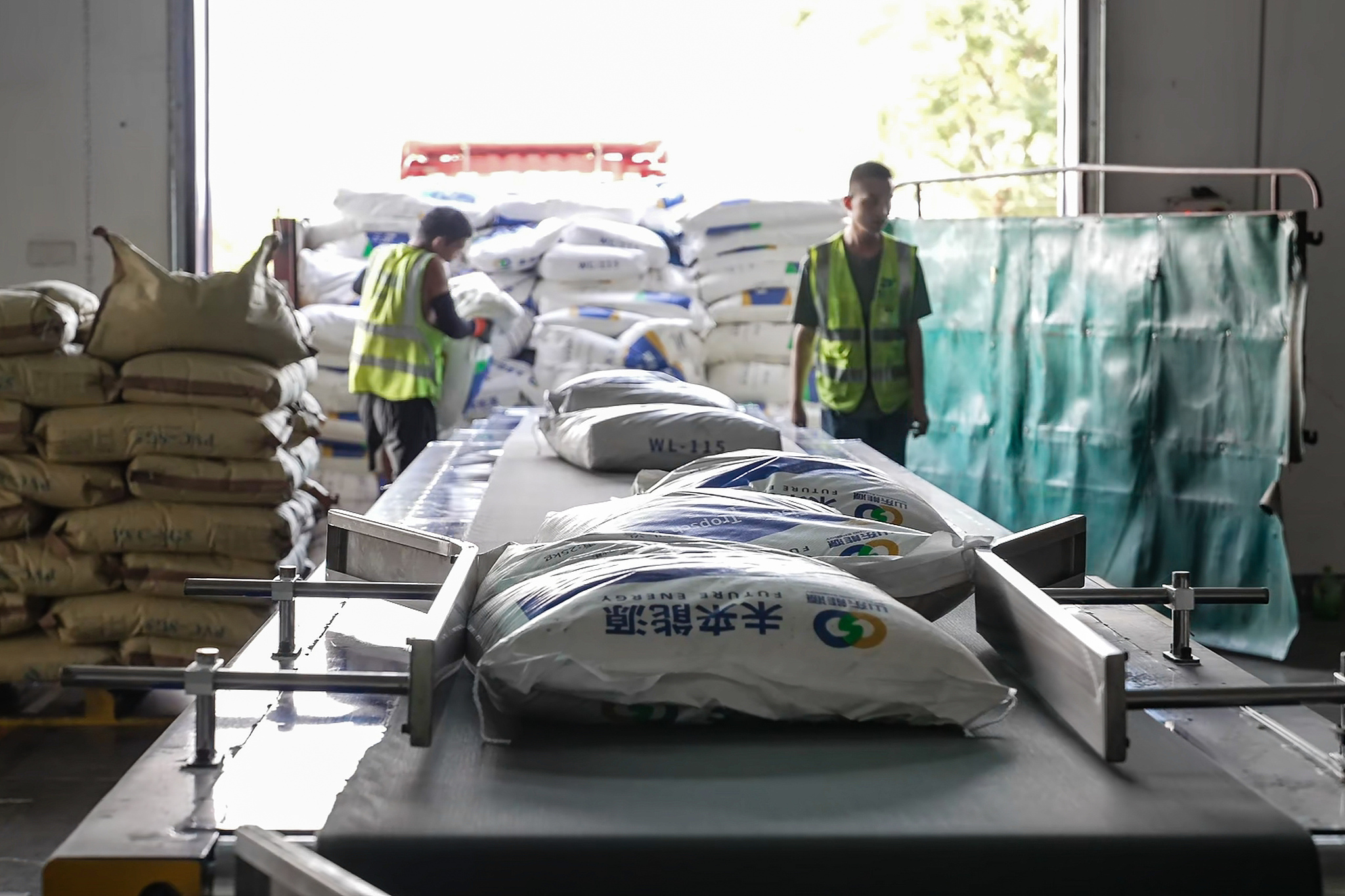 On voit le personnel charger et transporter des marchandises à la gare portuaire internationale de Xi'an, pour les transporter par train vers Duisburg, en Allemagne. 3 septembre 2026 /VCG