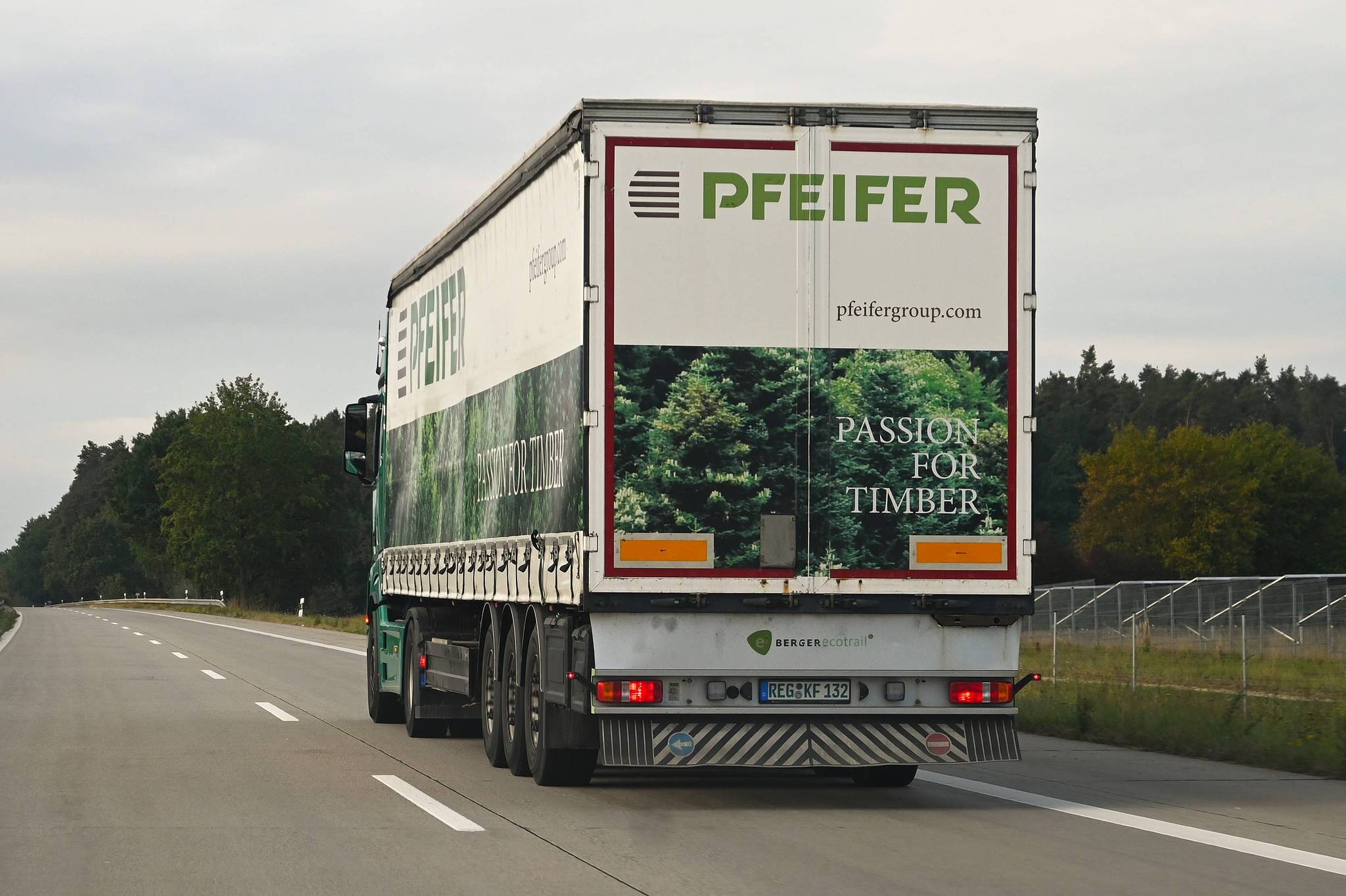 Un camion transportant des marchandises d'une entreprise européenne de produits du bois, 6 octobre 2026 /VCG