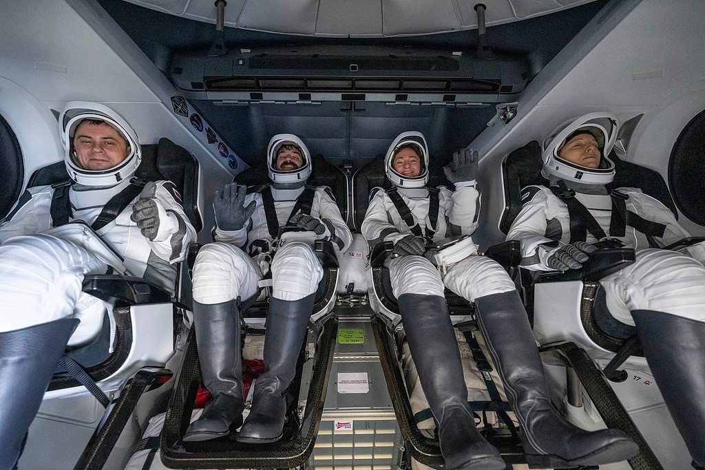 De gauche à droite : le cosmonaute de Roscosmos Andrey Fedyaev, les astronautes de la NASA Jack Hathaway et Jessica Meir et l'astronaute de l'Agence spatiale européenne Sophie Adenot sont assis à l'intérieur du vaisseau spatial SpaceX Dragon Freedom à bord du navire de récupération SpaceX Shannon après un amerrissage dans l'océan Pacifique au large des côtes de Californie, le 8 octobre 2026. /VCG