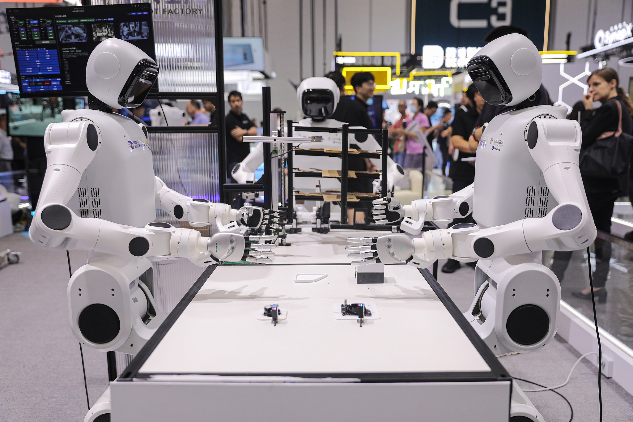 Des robots humanoïdes travaillent en collaboration sur une plateforme lors de la Conférence mondiale des robots 2026 à Pékin, en Chine, le 20 août 2026. /VCG