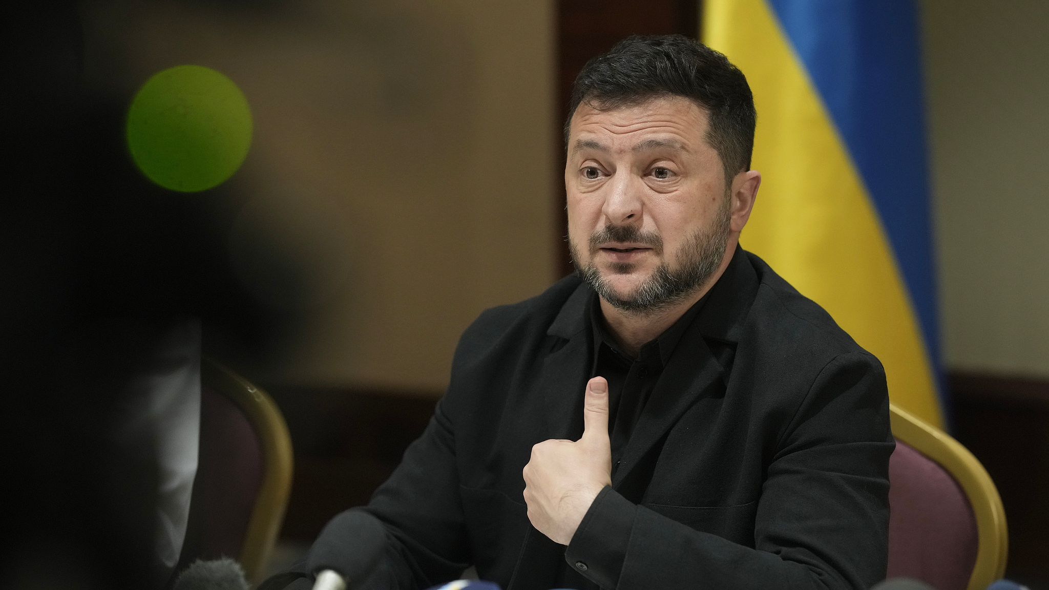 Le président ukrainien Volodymyr Zelenskyy s'exprime lors d'une conférence de presse à Kiev, en Ukraine, le 4 octobre 2026. /VCG
