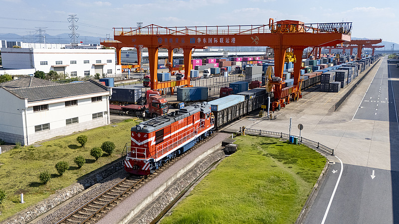 Un train de marchandises Chine-Europe (Yiwu-Xinjiang-Europe) chargé de produits électroniques, de produits de première nécessité, de matières premières textiles et d'autres marchandises, au départ de la gare sud de Jinhua, province du Zhejiang, le 8 octobre 2026. /VCG