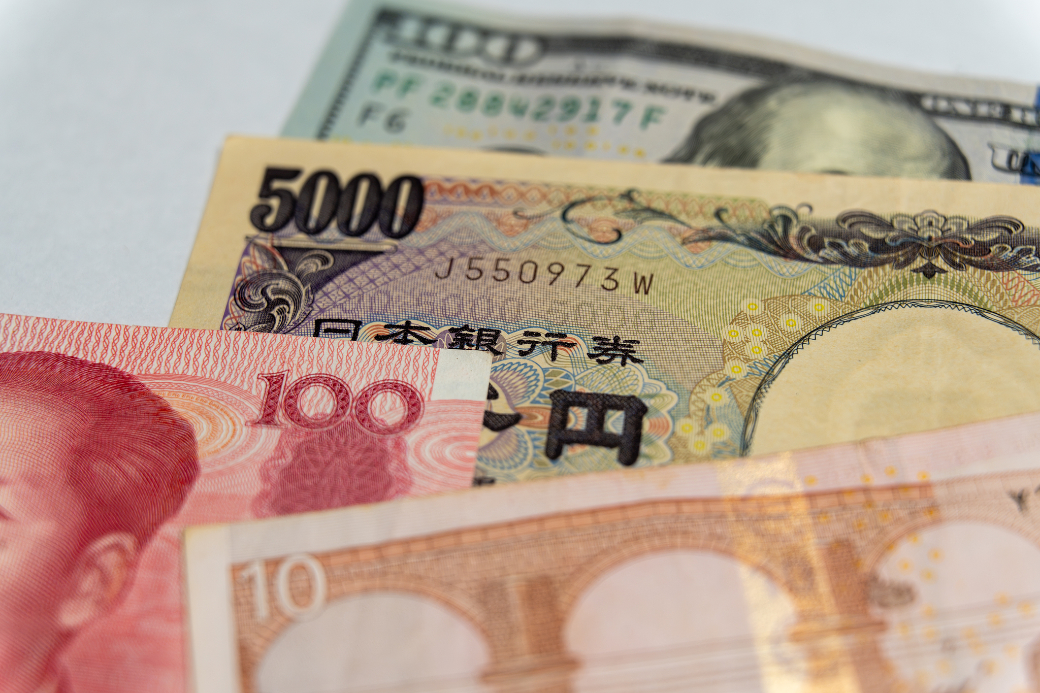 Le dollar américain, le yen japonais, le renminbi chinois et les billets en euros. /VCG