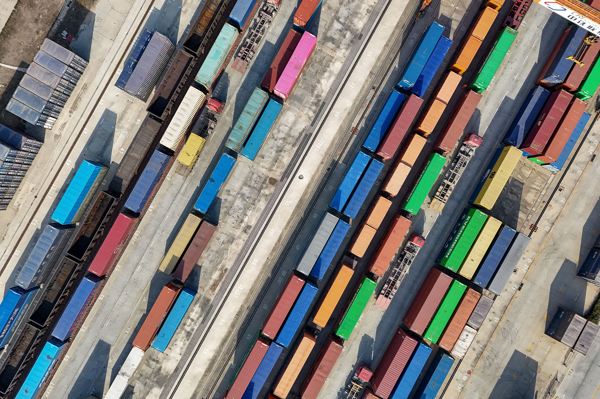 Un train China-Europe Railway Express est prêt à partir au centre d'assemblage de Zhengzhou à Zhengzhou, province du Henan, Chine, le 20 mars 2024. /VCG