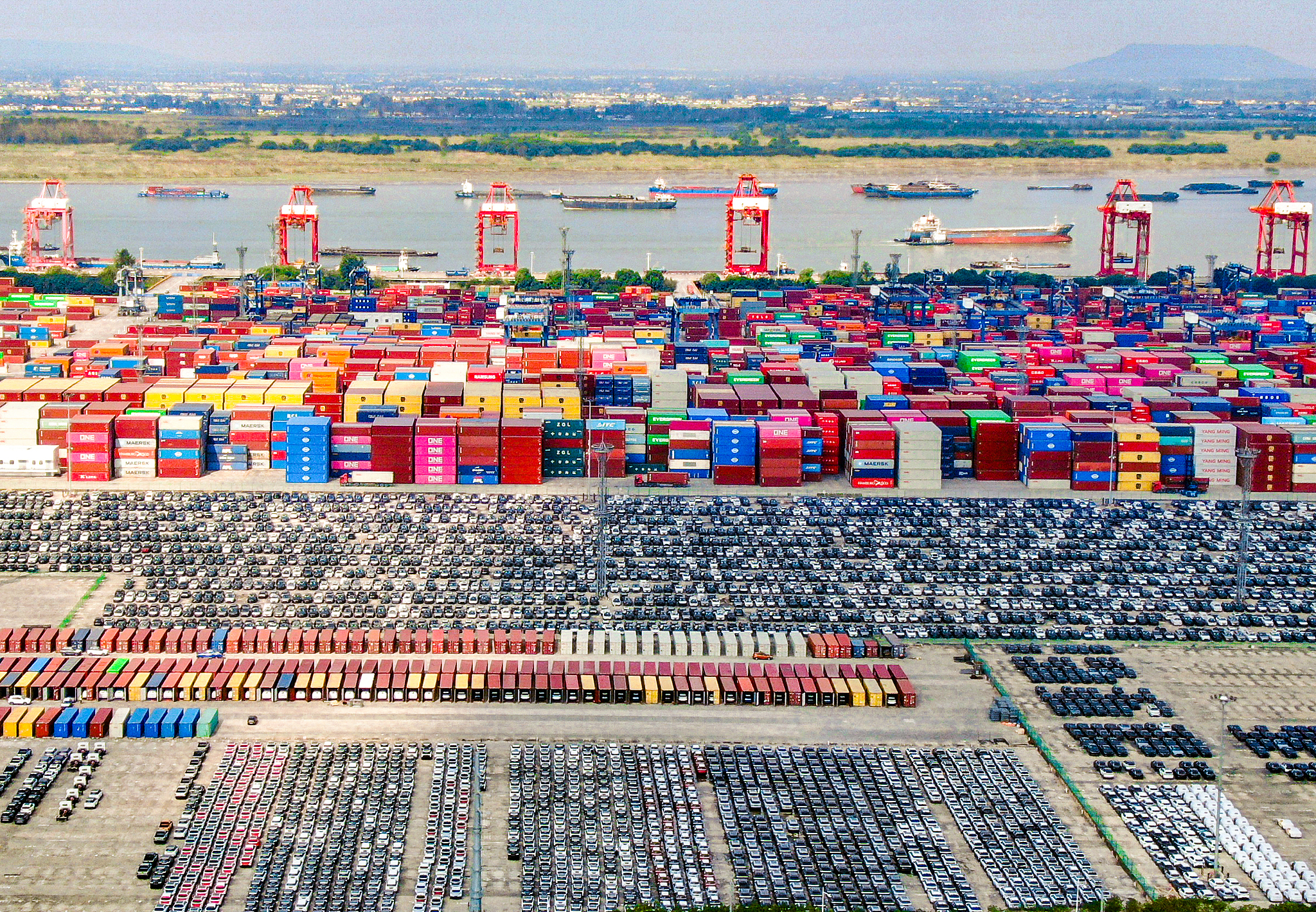 Des véhicules à énergie nouvelle sont chargés sur des navires pour être exportés vers l'Europe au port de Nanjing, dans la province du Jiangsu, en Chine, le 10 octobre 2026. /VCG