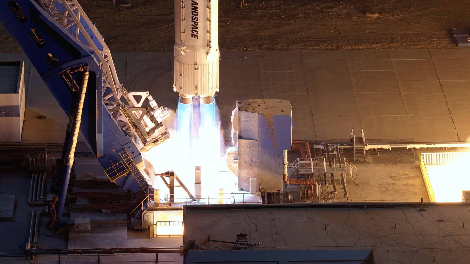 Développée par la société spatiale commerciale LandSpace, la fusée Zhuque-2E décolle de la zone de test d'innovation spatiale commerciale de Dongfeng, dans le nord-ouest de la Chine, le 14 octobre 2026. /LandSpace