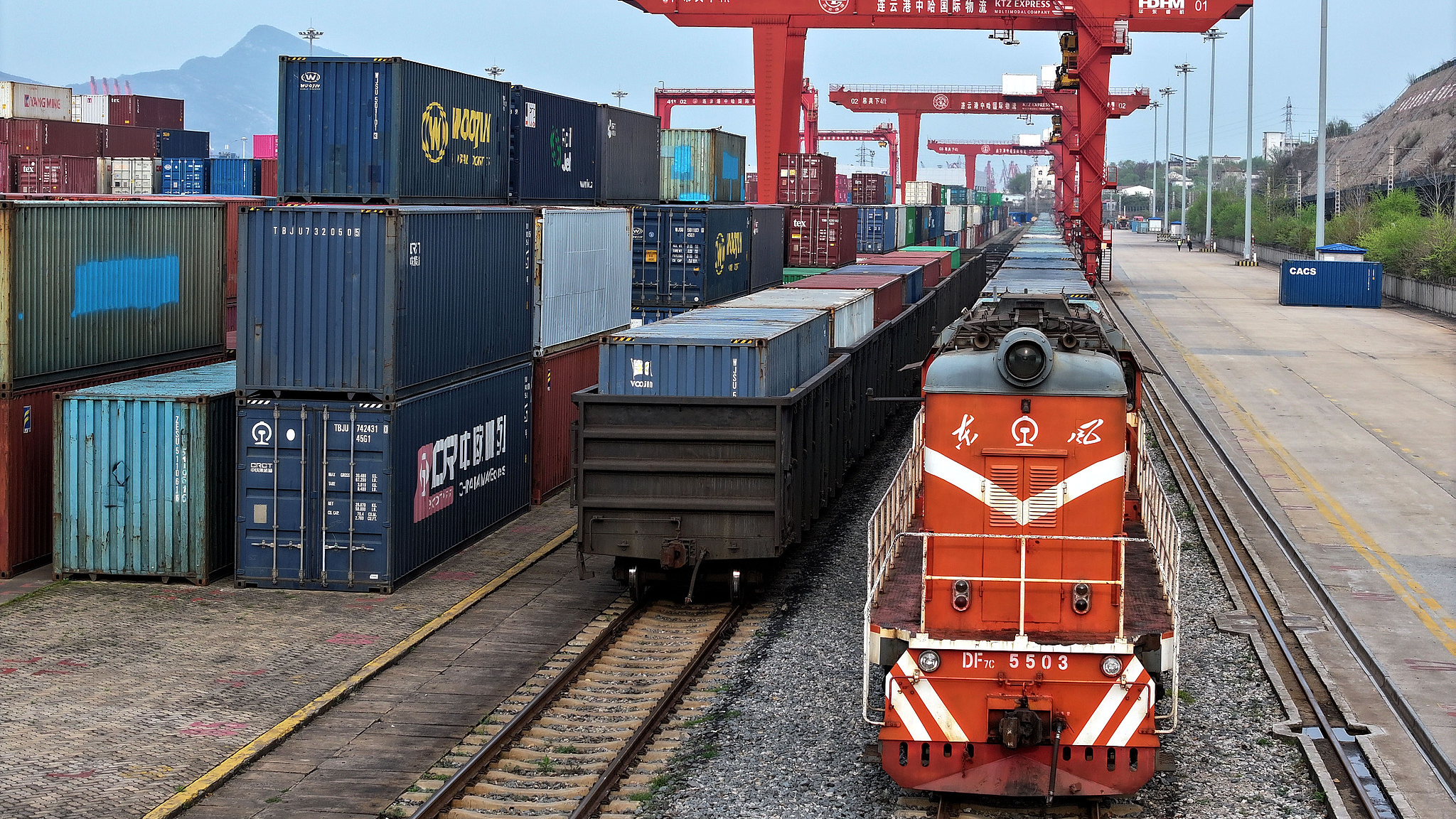Un train de marchandises Chine-Europe chargé de pièces automobiles part d'une base de coopération logistique à Lianyungang, province du Jiangsu, Chine, le 2 avril 2026. /VCG
