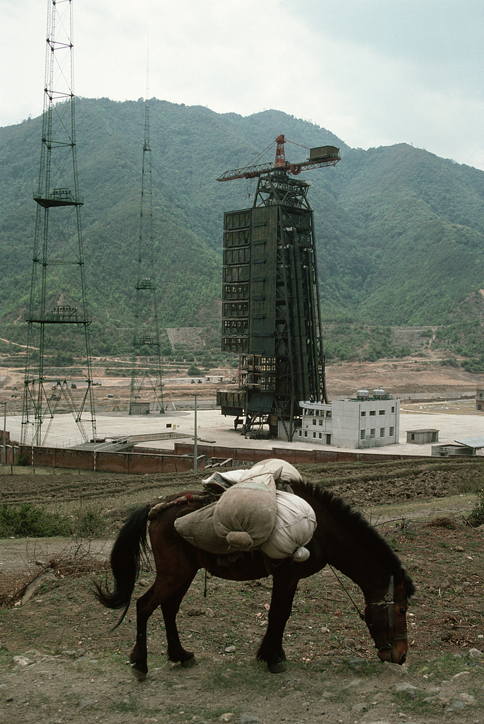 Le bétail des villageois locaux broutent près du centre de lancement de satellites de Xichang à Liangshan, province du Sichuan, le 23 avril 1989. /VCG