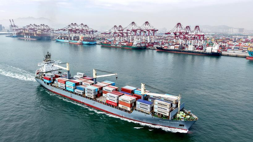 Un cargo transportant des conteneurs quitte le port de Qingdao, dans la province du Shandong, dans l'est de la Chine, le 14 avril 2026. /Xinhua