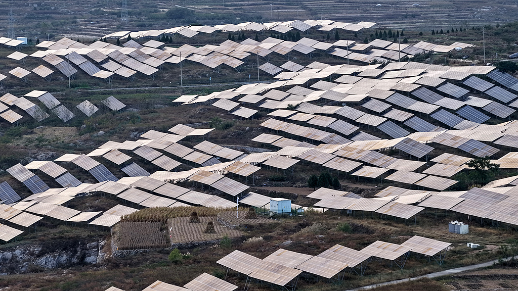Vue d'une centrale photovoltaïque sur les montagnes, ville de Rizhao, province du Shandong, Chine, 13 octobre 2026. /VCG