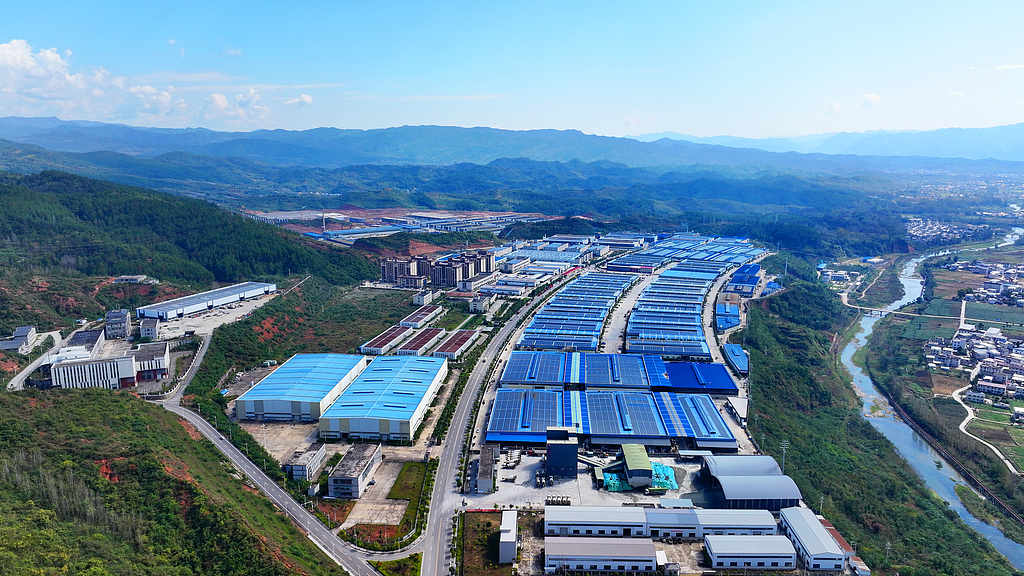Une base de production d'énergie photovoltaïque sur un toit dans le comté de Fangxian, province du Hubei, Chine, 13 octobre 2026. /VCG