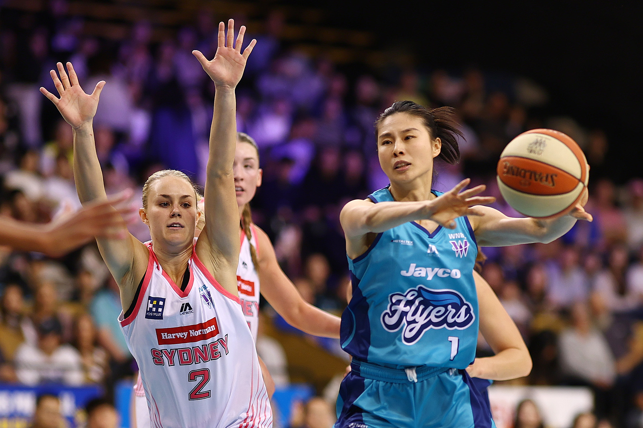 Wang Siyu (#1) des Southside Melbourne Flyers passe lors du match WNBL contre les Flames de Sydney à Melbourne, Australie, le 16 octobre 2026. /VCG