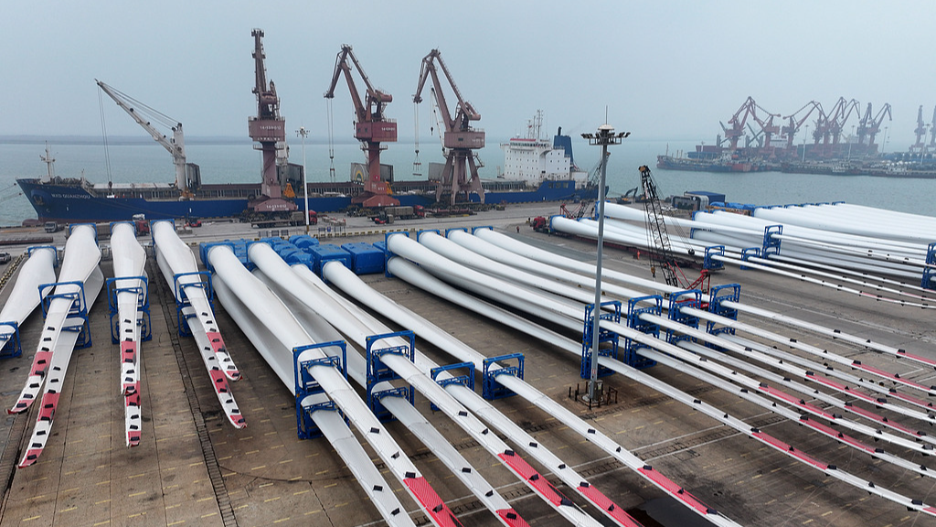 L'équipement d'éolienne destiné à l'exportation est préparé pour le chargement au terminal de la Dongfang Port Company du port de Lianyungang à Lianyungang, province du Jiangsu, Chine, le 13 octobre 2026. /VCG
