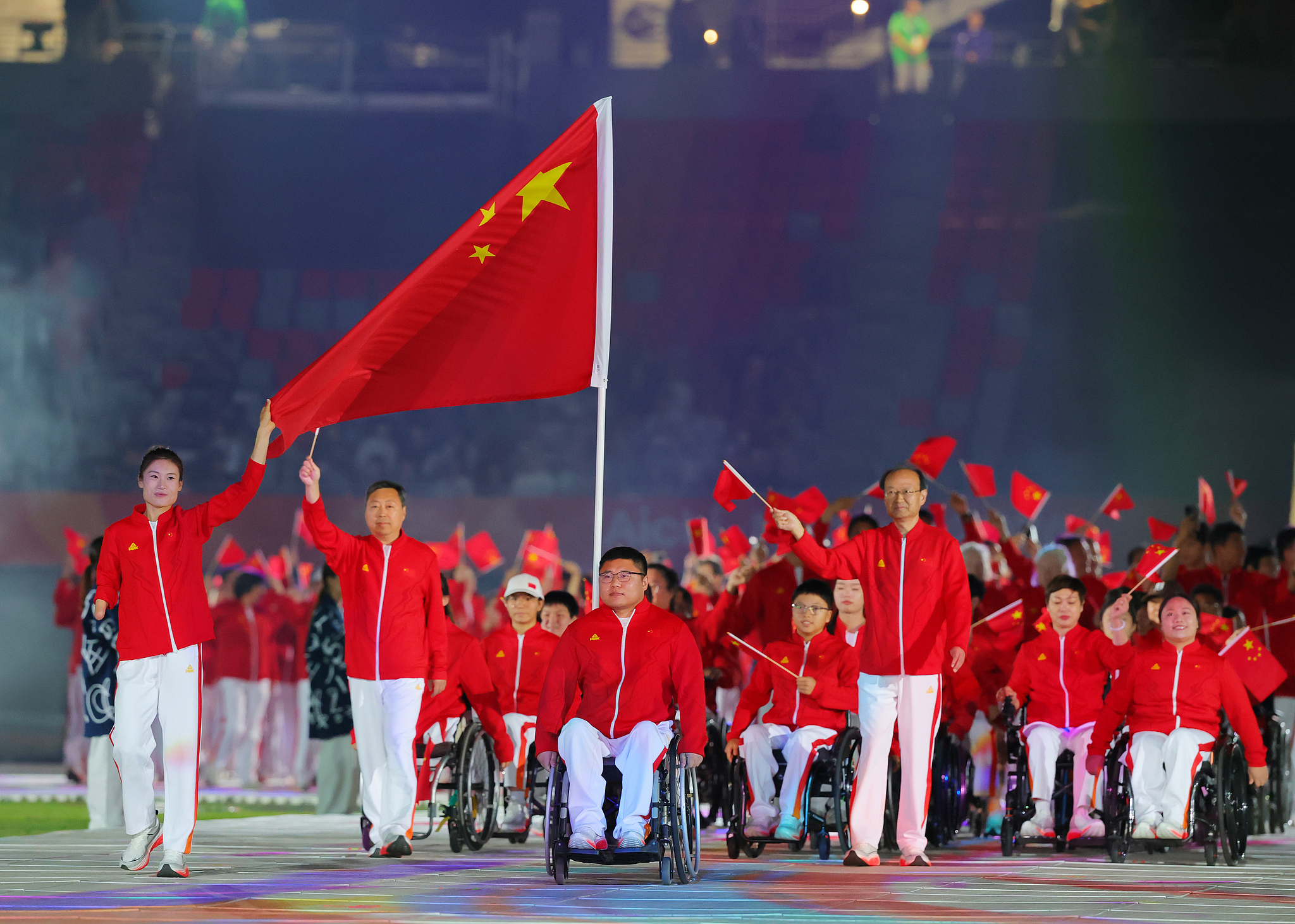 Des représentants de la délégation chinoise participent au défilé des athlètes lors de la cérémonie d'ouverture des cinquièmes Jeux para-asiatiques au stade sportif Mizuho Park de la ville de Nagoya, au Japon, le 18 octobre 2026. /VCG