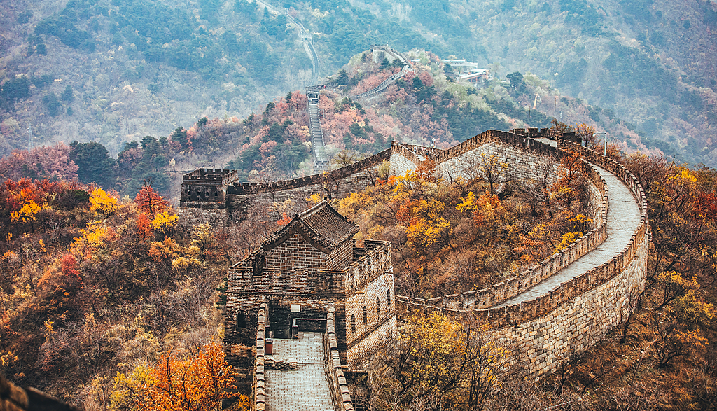 Une vue d'automne de la Grande Muraille de Mutianyu, dans le nord de Pékin, en Chine. /VCG
