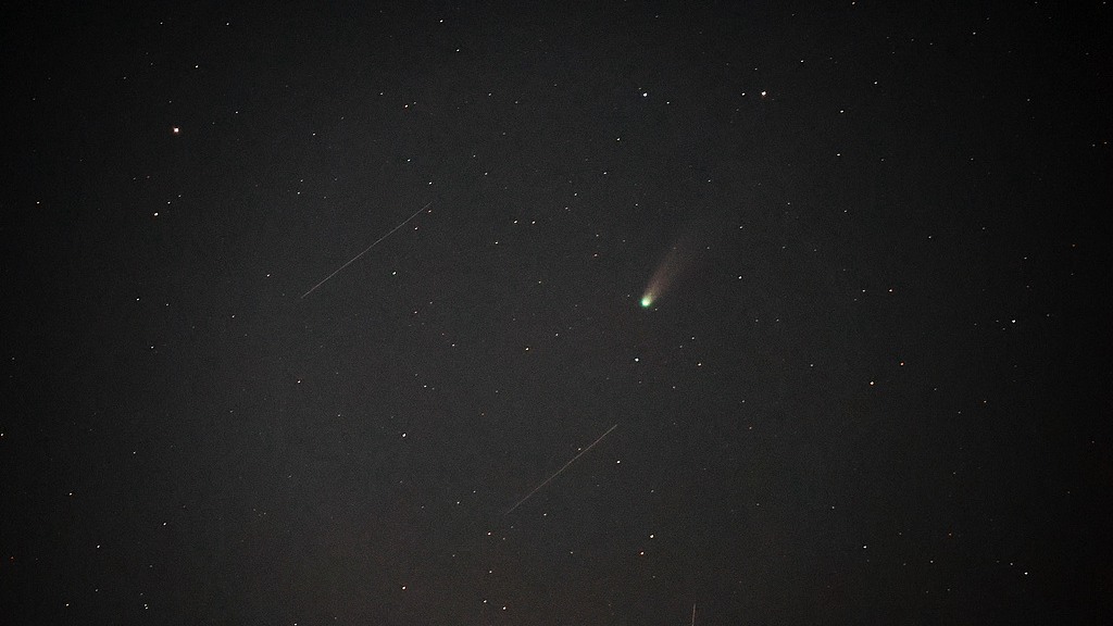 La comète C/2025 A6 (Lemmon) est visible au-dessus de l'estuaire de Kuialnyk à Odessa, en Ukraine, pendant la nuit de la pluie de météores des Orionides, le 21 octobre 2025. /VCG