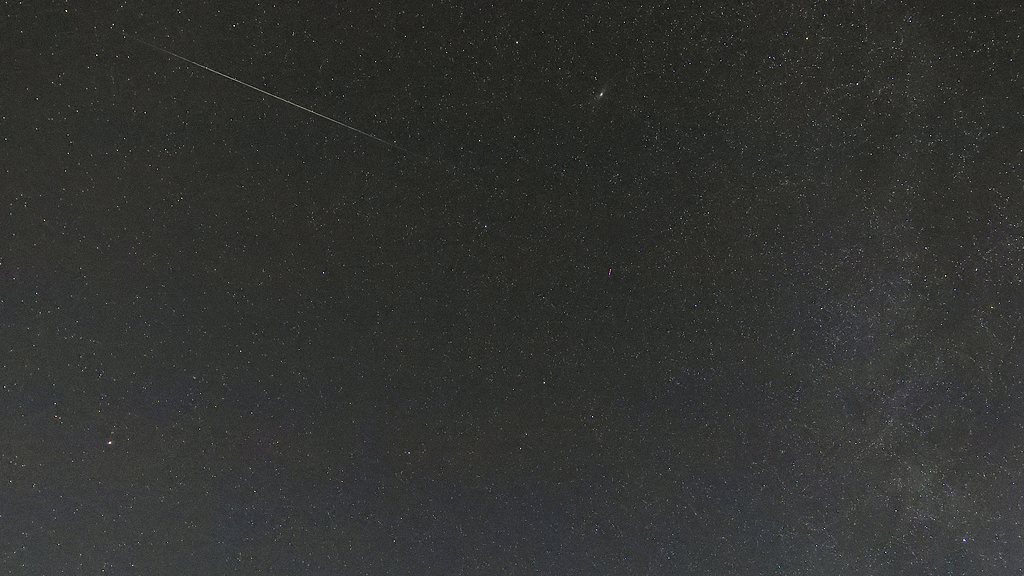 La pluie de météores Orionides traverse le ciel nocturne de Dezhou, dans la province du Shandong (est de la Chine), le 21 octobre 2025. /VCG