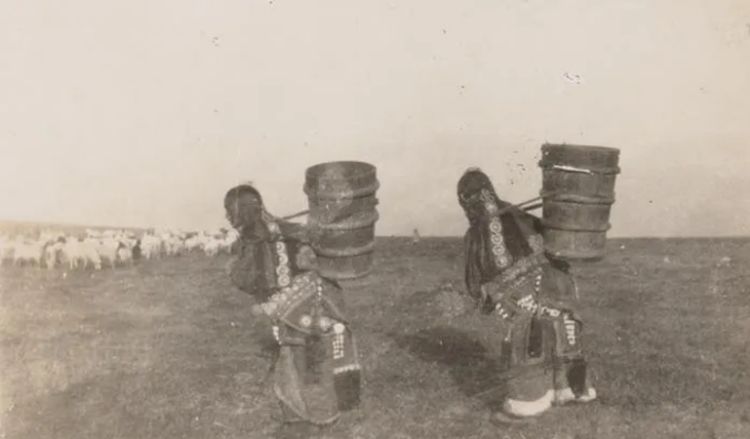 Deux personnes appartenant à une minorité ethnique se sont rencontrées le long de la Longue Marche. /L. Collections spéciales Tom Perry de la bibliothèque Harold B. Lee de l'Université Brigham Young