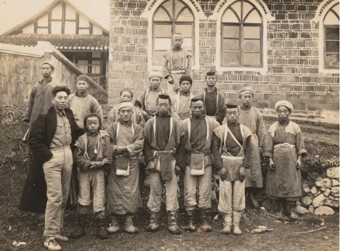 Wang Zhen (au premier rang, premier à partir de la gauche), commissaire politique du Sixième Corps de l'Armée rouge, pose pour une photo de groupe avec des représentants des groupes ethniques Miao et Han à l'église évangélique de Baihuashan, dans le comté de Bijie, dans la province chinoise du Guizhou (sud-ouest). /L. Collections spéciales Tom Perry de la bibliothèque Harold B. Lee de l'Université Brigham Young