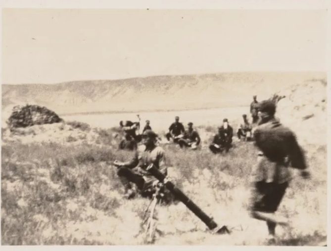 Des soldats de l'Armée rouge chinoise tirent un mortier sur la ligne de front dans la région autonome du Ningxia Hui, dans le nord-ouest de la Chine. /L. Collections spéciales Tom Perry de la bibliothèque Harold B. Lee de l'Université Brigham Young