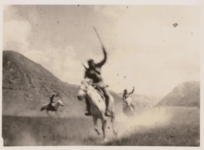 La cavalerie de l’Armée rouge mène des exercices. /L. Collections spéciales Tom Perry de la bibliothèque Harold B. Lee de l'Université Brigham Young