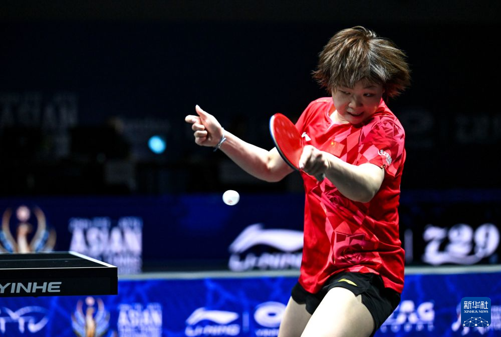 La Chinoise Kuai Man frappe un tir contre la Thaïlandaise Suthasini Sawettabut lors de leur match en quarts de finale par équipe féminine aux Championnats asiatiques de tennis de table à Tachkent, en Ouzbékistan, le 21 octobre 2026. /Xinhua