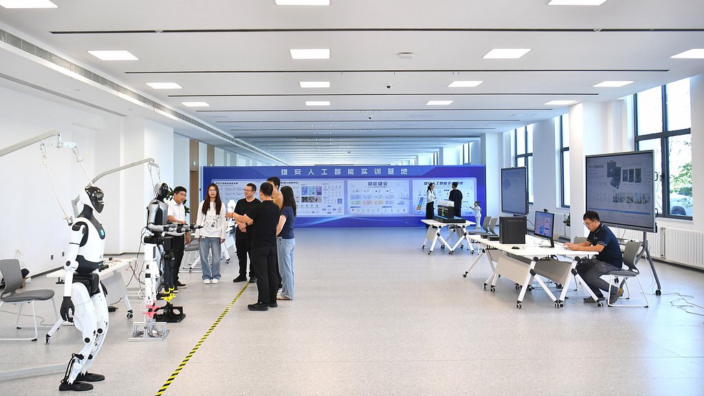 À l'intérieur de la base de formation pratique sur l'IA de Xiongan, dans la province du Hebei (nord de la Chine), le 4 septembre 2026. /VCG