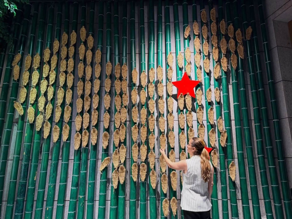 Ioana Gomoi visite une salle commémorative marquant le départ de la Longue Marche de l'Armée rouge centrale dans le comté de Yudu, province du Jiangxi. /CGTN