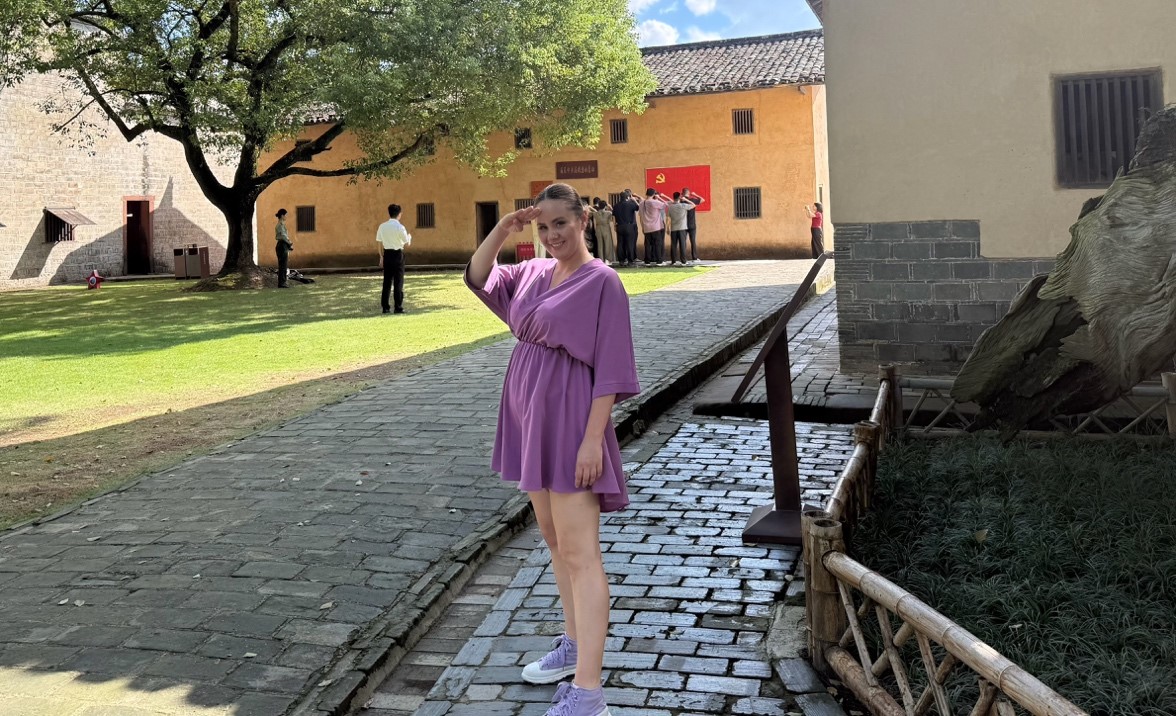 Ioana Gomoi observe un groupe de touristes dans le village de Yeping, Ruijin, province du Jiangxi. /CGTN