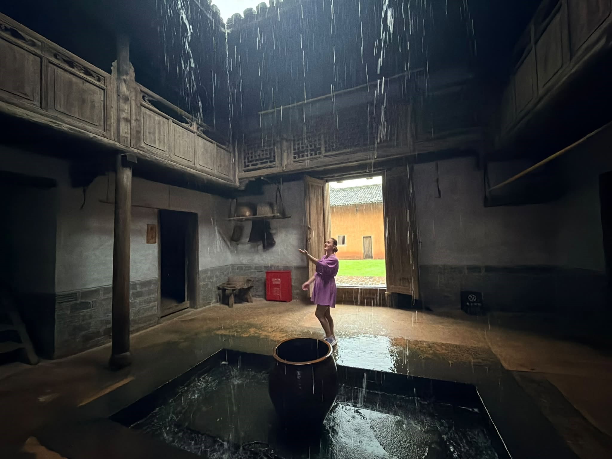 Ioana Gomoi visite l'ancienne résidence de Mao Zedong dans le village de Yeping, à Ruijin, dans la province du Jiangxi (est de la Chine). /CGTN