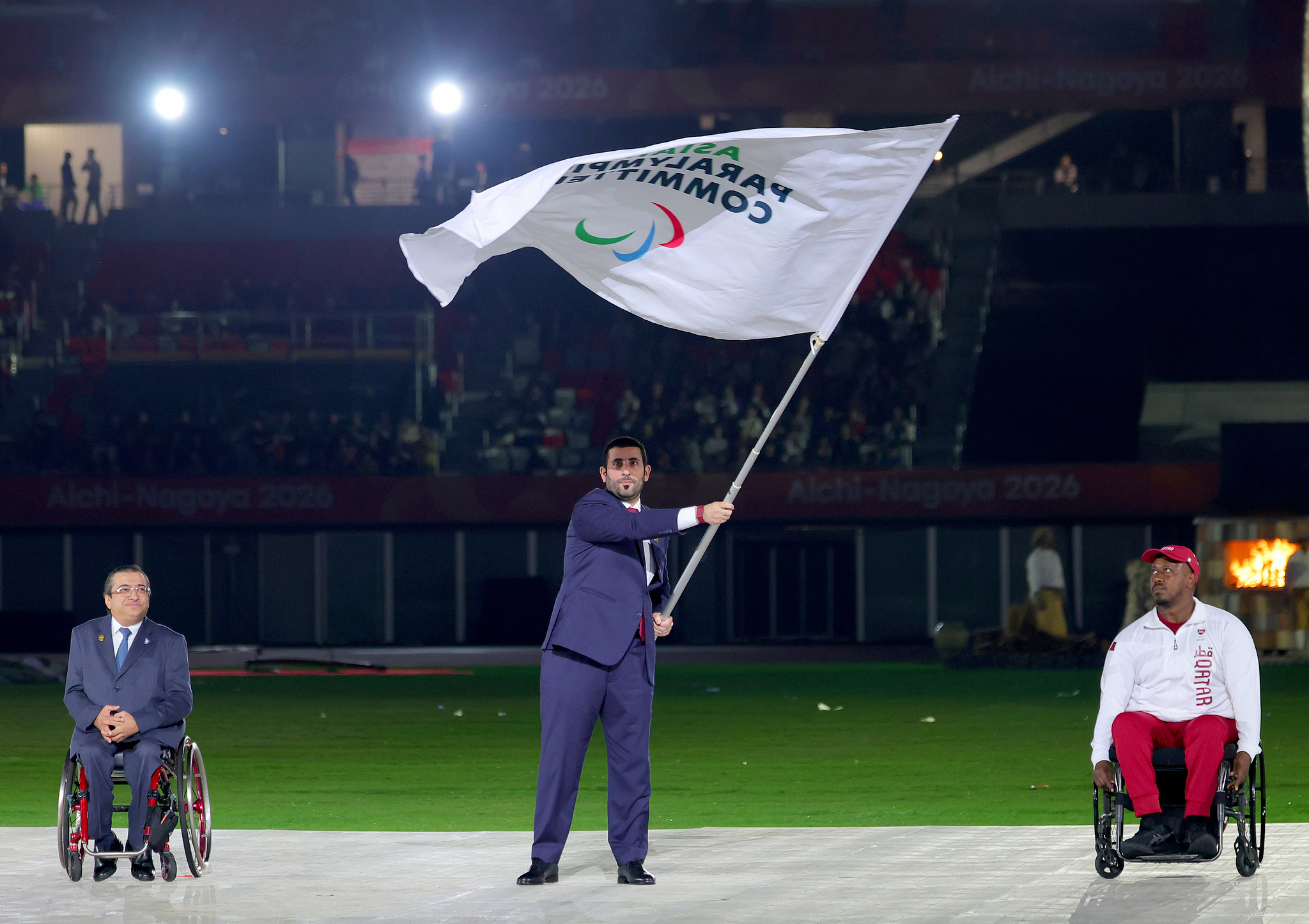 Ahmad Abdulla Al Buenain, PDG du comité d'organisation des Jeux asiatiques de Doha 2030, brandit le drapeau du Comité paralympique asiatique (APC) lors de la cérémonie de passation de pouvoir lors de la cérémonie de clôture des Jeux paralympiques asiatiques d'Aichi-Nagoya 2026 à Nagoya, au Japon, le 24 octobre 2026. /VCG