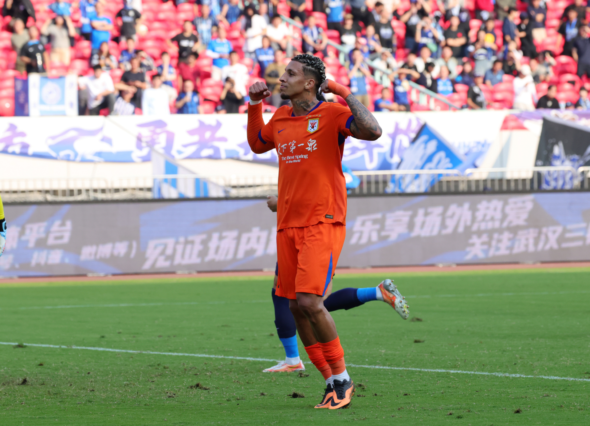 L'attaquant du Shandong Taishan, Cryzan, célèbre après avoir marqué un but lors du match CSL contre les Trois Villes de Wuhan, à Wuhan, dans la province du Hubei (centre de la Chine), le 24 octobre 2026. /IC Photo