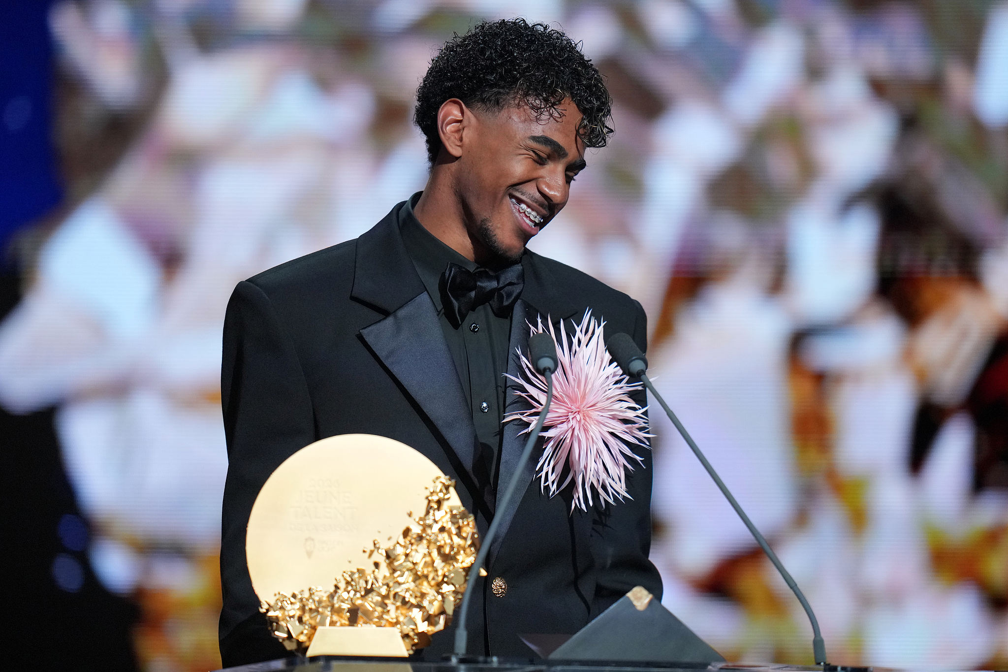 Lamine Yamal, vainqueur du Trophée Kopa masculin, s'exprime lors de la cérémonie du Ballon d'Or 2026 à Londres, en Angleterre, le 26 octobre 2026. /VCG