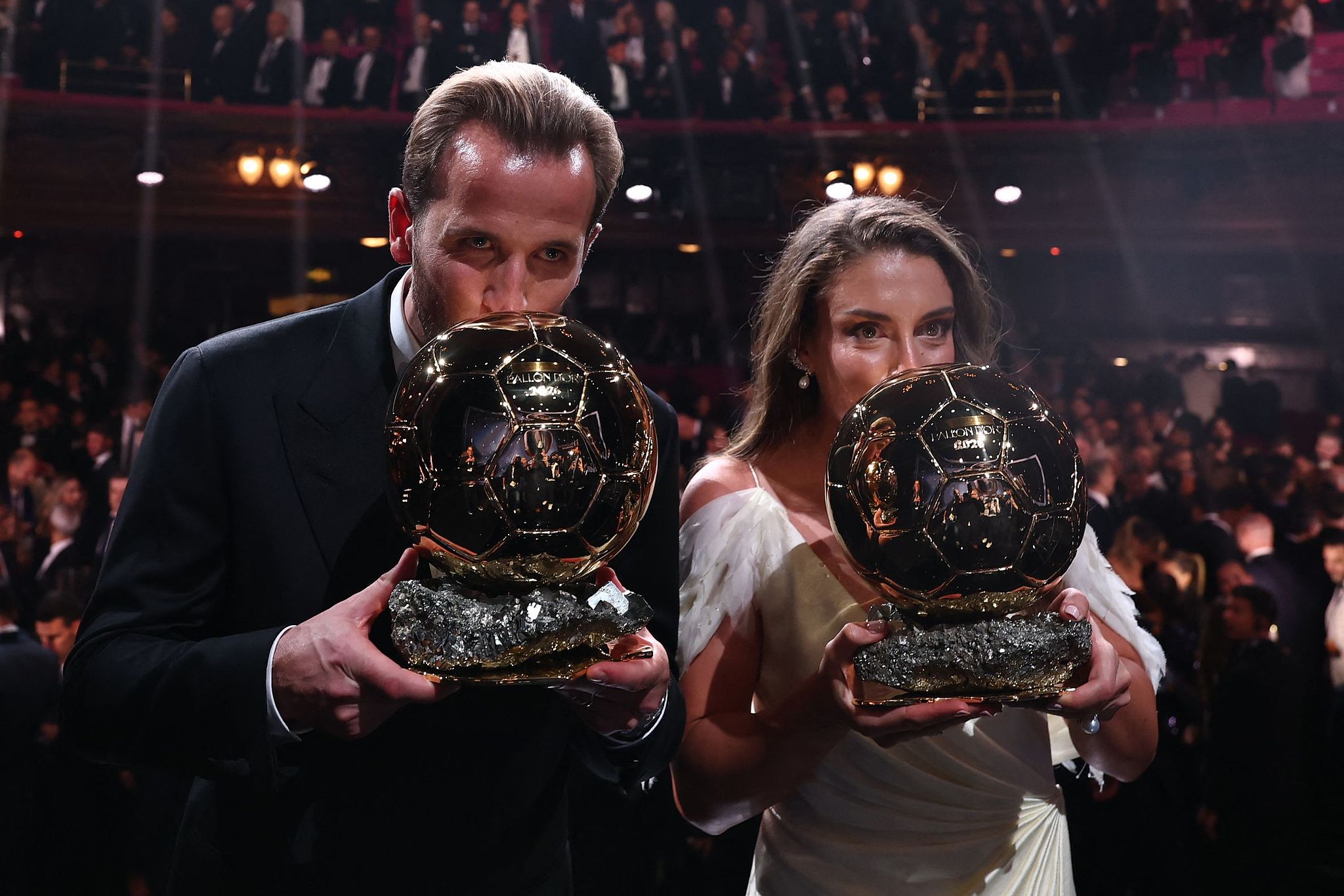 Harry Kane (à gauche), vainqueur du Ballon d'Or masculin, et Alexia Putellas, gagnante féminine, embrassent leurs trophées après avoir reçu leurs prix lors de la cérémonie à Londres, Angleterre, le 26 octobre 2026. /VCG