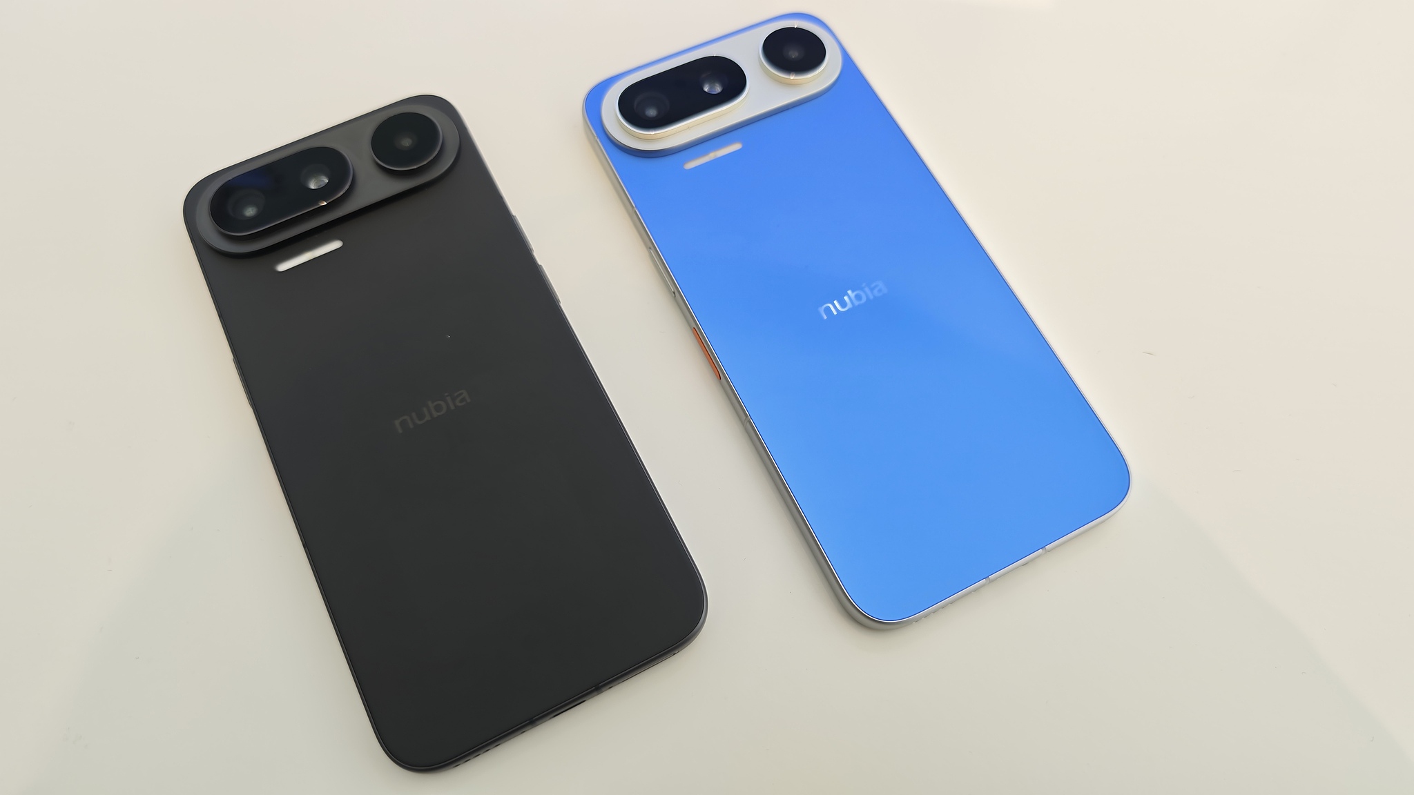 Les prototypes de téléphones Nubia Navi X Ultra exposés lors d'un événement médiatique, Shanghai, Chine, le 18 juillet 2026. /VCG