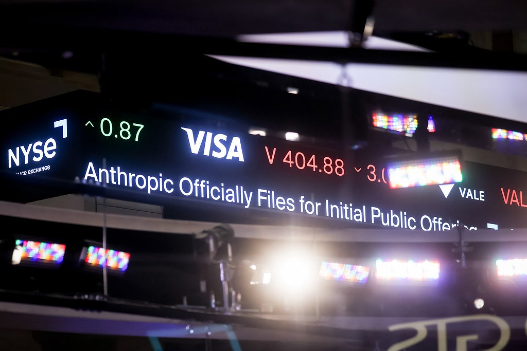 Un téléscripteur affiche les actualités de l'introduction en bourse d'Anthropic sur le parquet de la Bourse de New York, aux États-Unis, le 26 octobre 2026. /VCG
