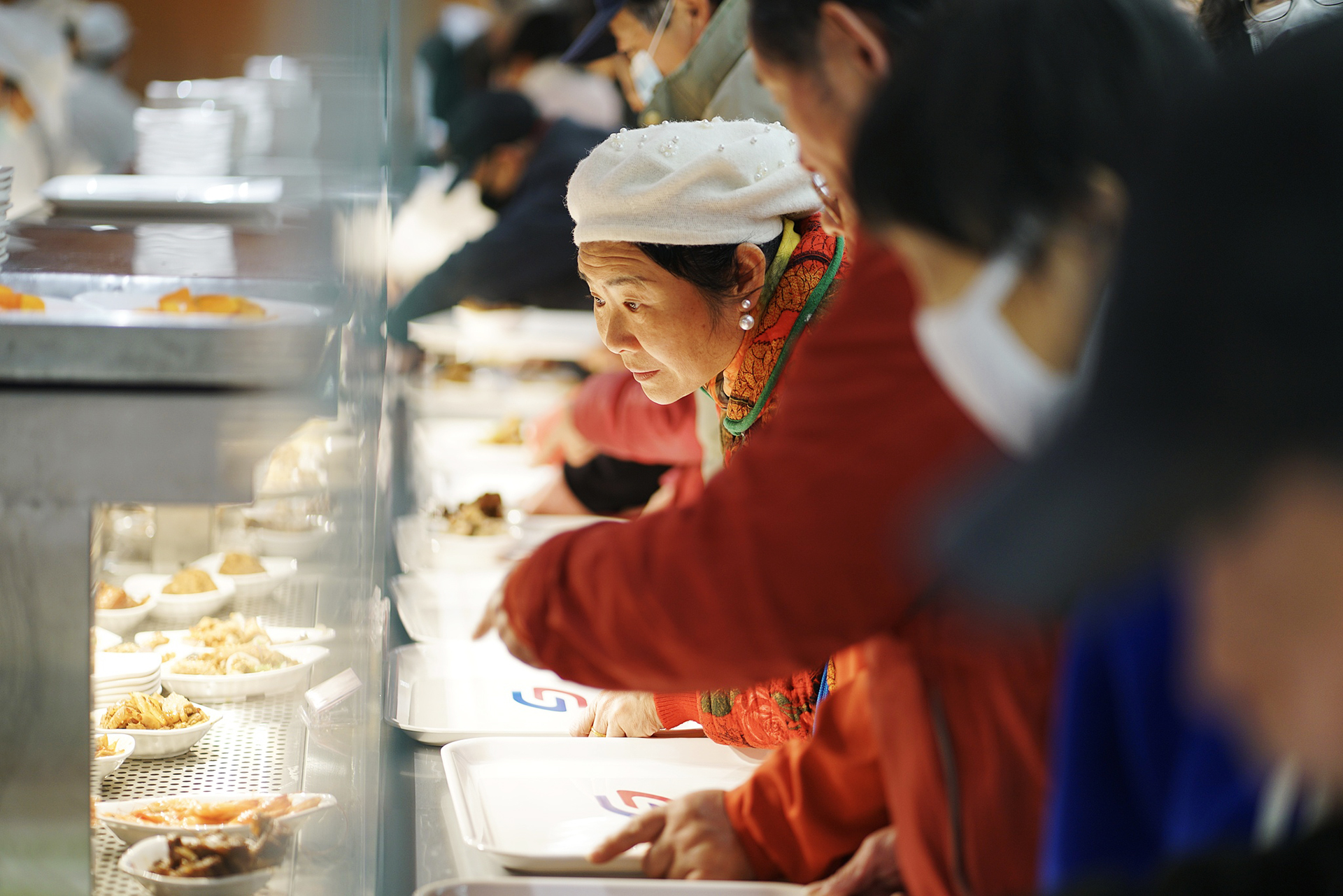 Des gens sélectionnent des plats dans une cantine communautaire située dans une station de métro à Suzhou, dans la province du Jiangsu. /VCG