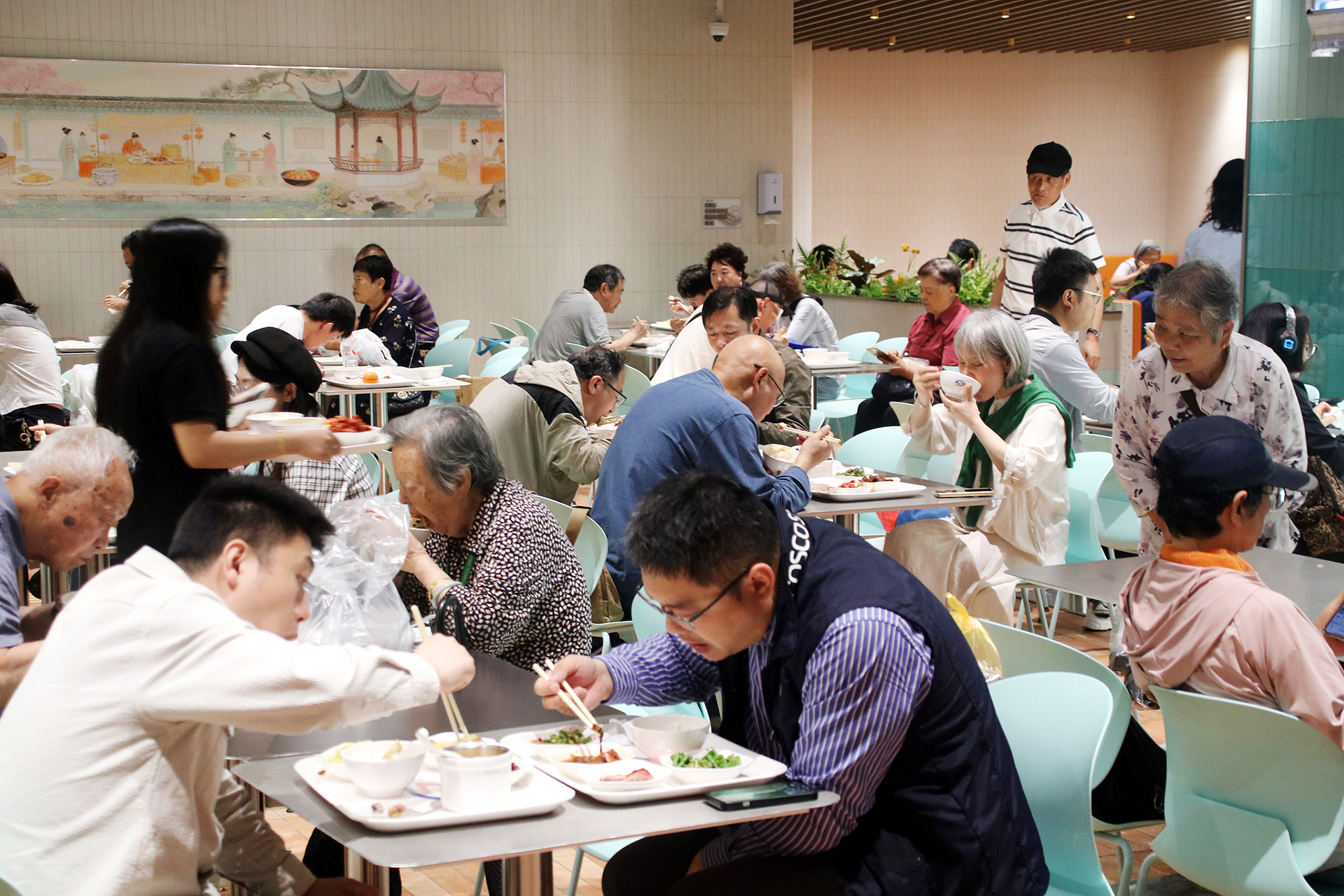 Des gens dînent dans une cantine située dans une station de métro à Suzhou, dans la province du Jiangsu. /VCG
